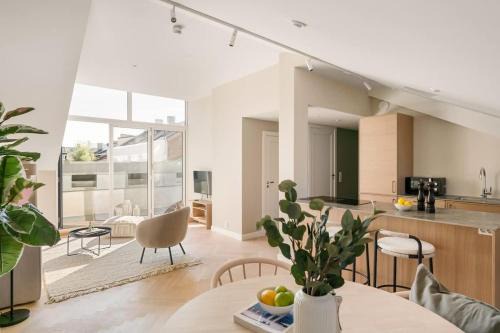 Dinbnb Apartments Grünerløkka I Penthouse with Private Rooftop I 2-Bedroom with Double Queen Room & 2 Bathrooms