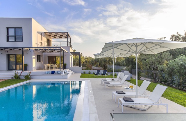 Dione, Modern Private Villa With Swimming Pool