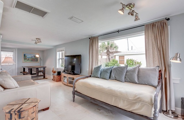 💲DIRECT OCEANFRONT Romantic Cottage💲 Best Beach - Walk to Restaurants - Downtown only 5 Miles