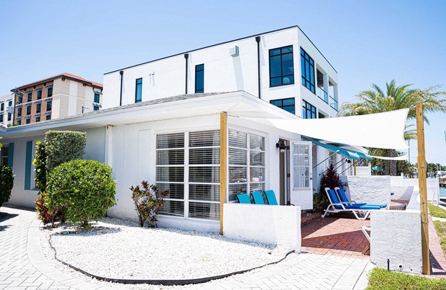 DIRECT WATERFRONT 2BDRM Villa with full kitchen, fish from porch