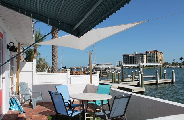 DIRECT WATERFRONT 2BDRM Villa full kitchen, fish from porch
