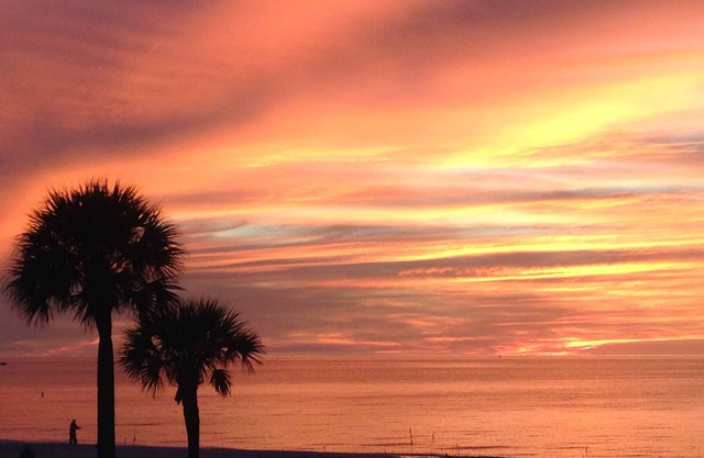 DIRECTLY ON BEACH - ST PETE BEACH PASS-A-GRILLE - Awesome Sunsets from Balcony