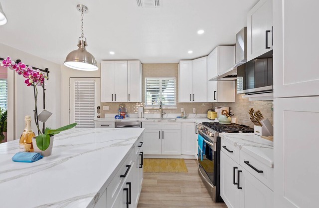 Disco Dino: Funktastic 5br 4ba w/Spa .6mi to Old Town!