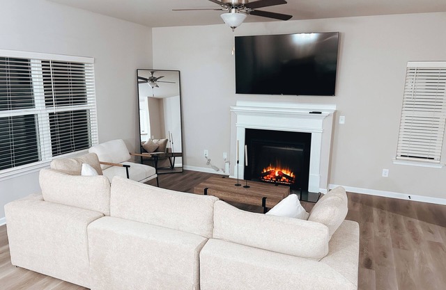 [Discounted Monthly Rentals] 3BR, 2.5 BTH Retreat w/Fireplace