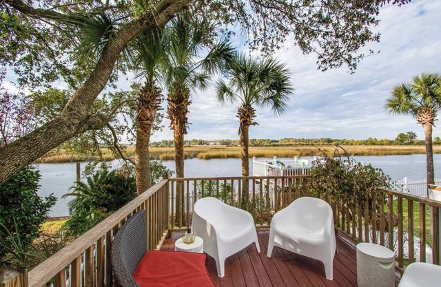 Discounted Waterfront Private Hot Tub Dock Deck AB