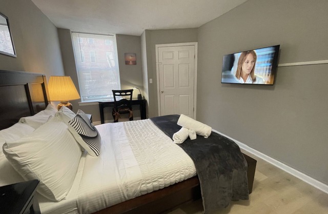 Discover Charm City from a Cozy Retreat