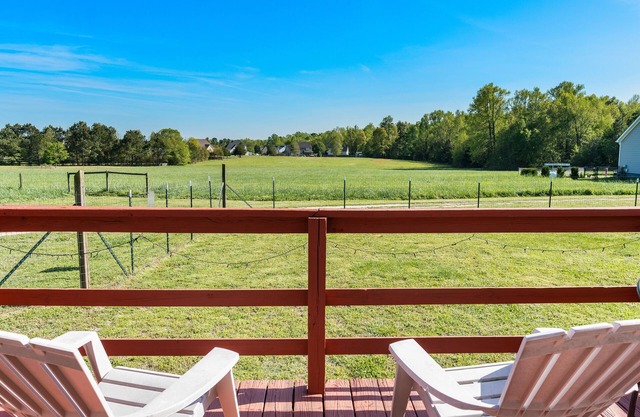 Discover NCSU in just 14 mins! Dog-friendly 2-bedroom Raleigh retreat