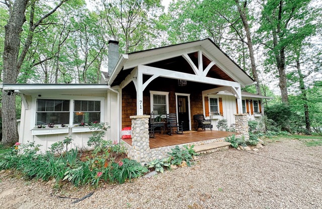 Discover Sky High Cottage in Scaly Mountain, 10 minutes from Highlands!