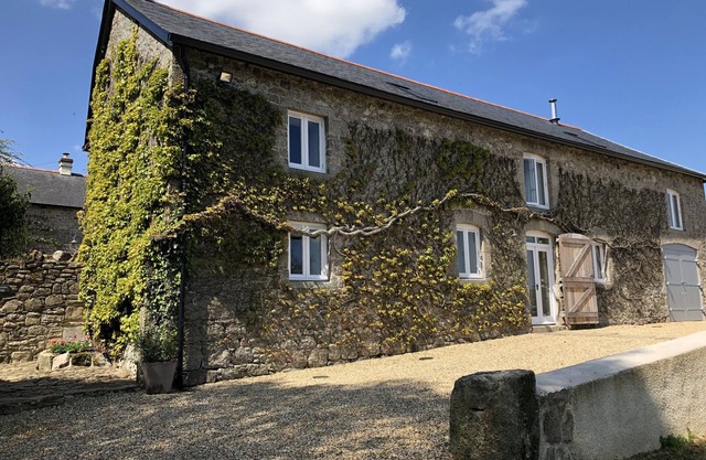 DISHCOMBE COTTAGE, pet friendly, with open fire in Sticklepath