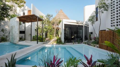 Divine House with private roof and pool only 1km from the Beach