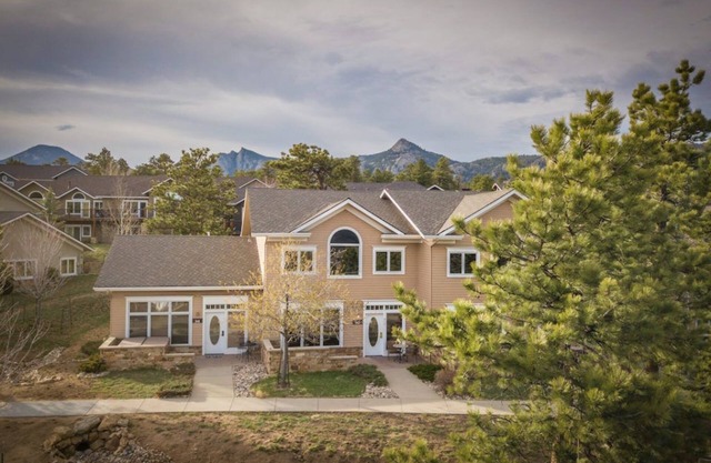 Divine Venetian-style lofted condo with A/C, private outdoor hot tub and patio!