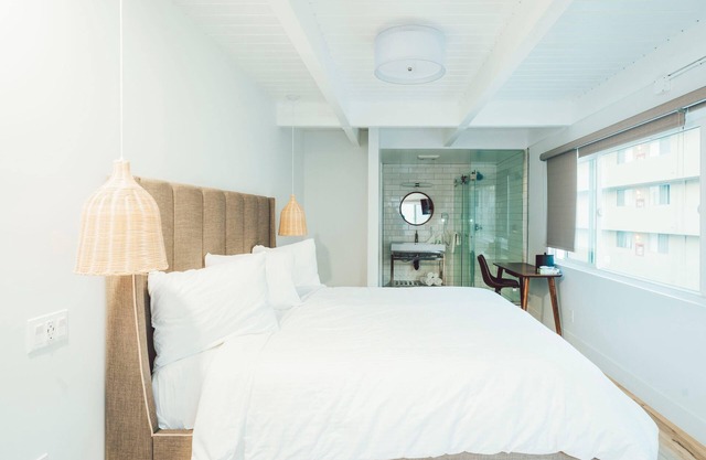 DK - Deluxe Room, 1 King Bed, Non Smoking