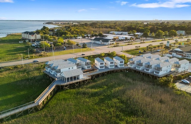 Dock and Dwell at the Winyah Bay Club, Pool, Outdoor Lounge/Grill and Boat Slip included!
