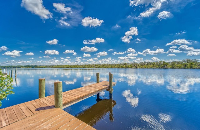 Dockside Oasis, Private Entrance & Balcony