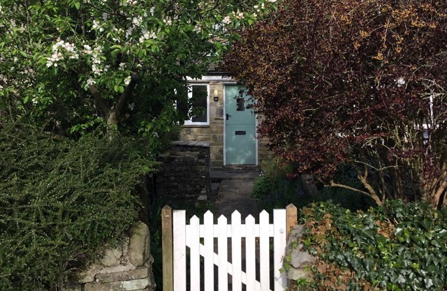 DOFFERS COTTAGE, character holiday cottage, with open fire in Airton