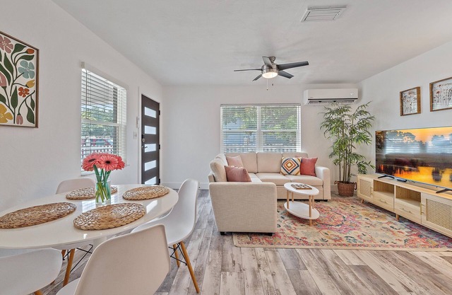 Dog & Family Friendly, Walk to Downtown & Payne Park, Close to Beaches