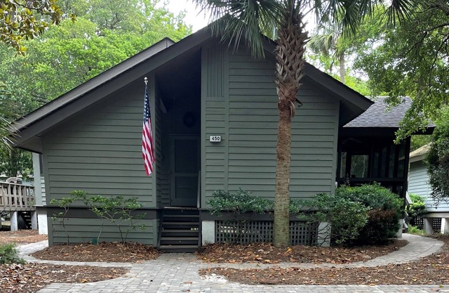 Dog friendly,3 bedrooms/2baths Oceanwoods Cottage, 100 yards to the beach