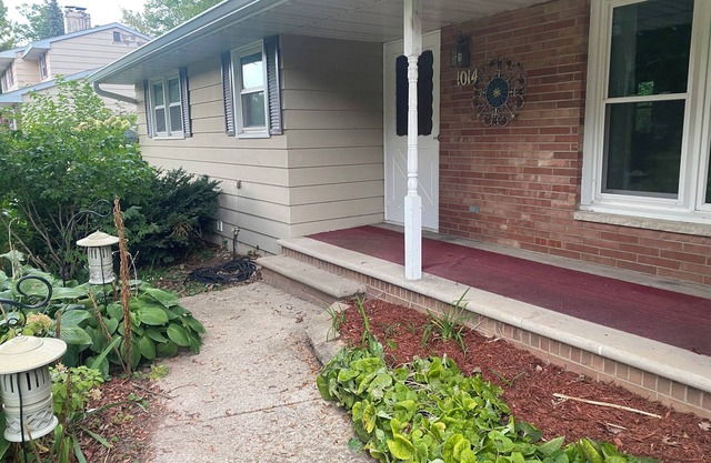 Dog Friendly 3-bedroom house near Door County, Lambeau Field and on a bus line!
