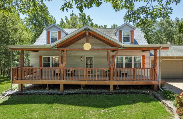 Dog-Friendly 5BR/3.5BA Cabin with Game Room, Fire Pit, Sleeps 15, Dells 10min