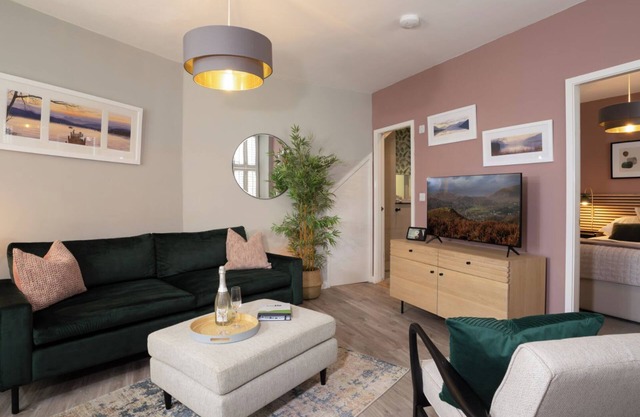 Dog friendly apartment with Sky TV by LetMeStay