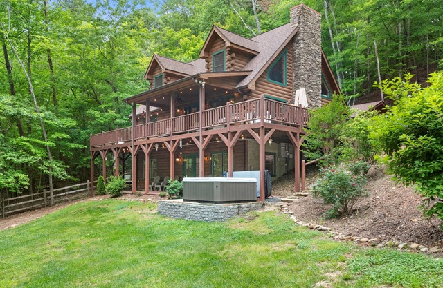 Dog friendly cabin in Lake Lure sleeps 10!
