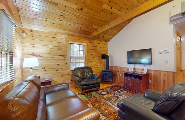 Dog-friendly cabin with kitchen, firepit, AC, gym, ping-pong & fun awaits