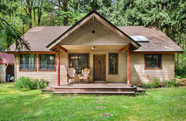 Dog-friendly cabin with fireplace, foosball, outdoor area, firepit, & W/D