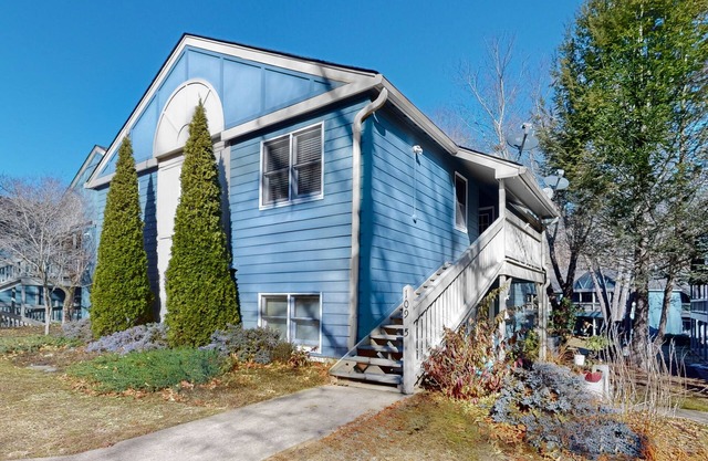 Dog-friendly condo with a renovated kitchen plus access to a pool & tennis