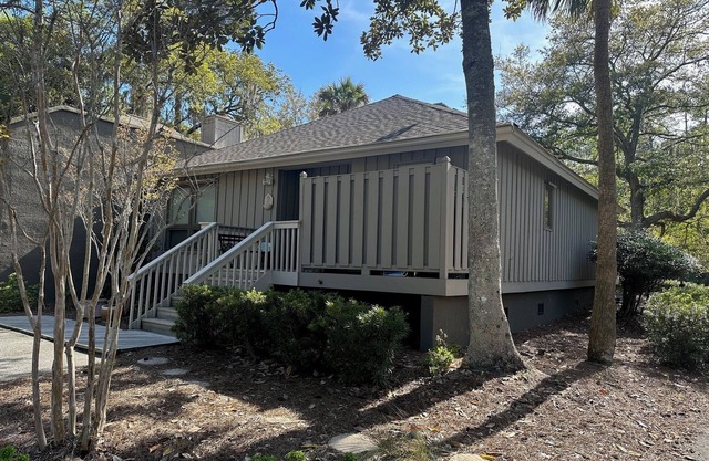 Dog friendly Greenslake Cottage with lagoon view and community pool! New rental