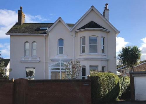 Dog friendly home close to the beach and the town