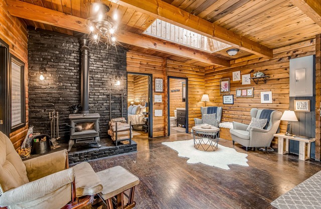 Dog-friendly lakefront cabin with woodstove, amazing view, firepit & dock