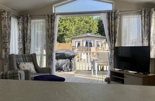 Dog Friendly Lodge with hot tub, Quiet Location
