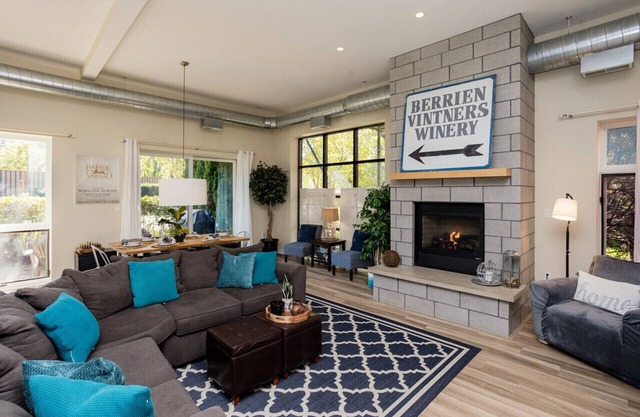 Dog-Friendly Loft, Cozy Fireplace: Perfect Retreat