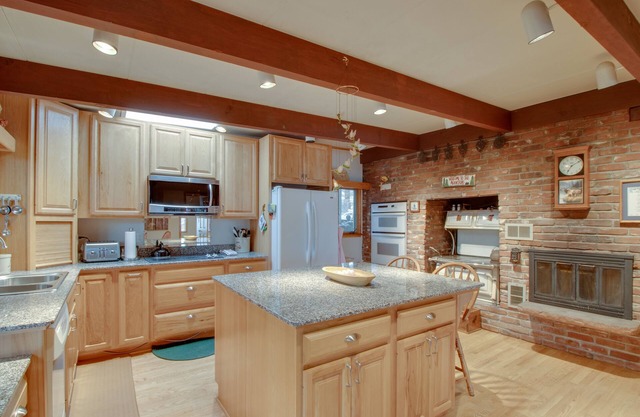 Dog-friendly mountain haven with full kitchen, furnished patio, & forest views