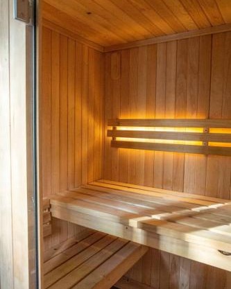 Dog Friendly Oasis Private Hot Tub with Sauna