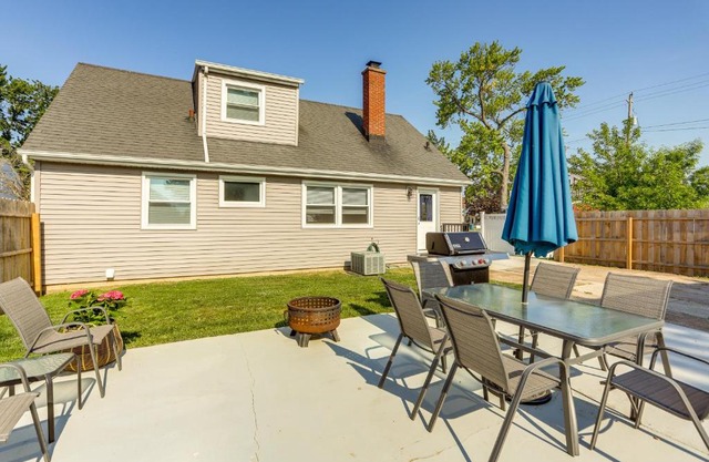 Dog-Friendly Port Clinton Home Walk to Lake Erie!