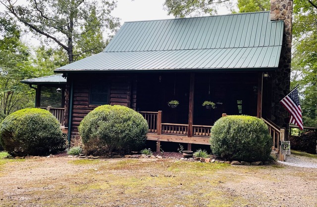 Dog Friendly Secluded Cabin Hideaway in Franklin