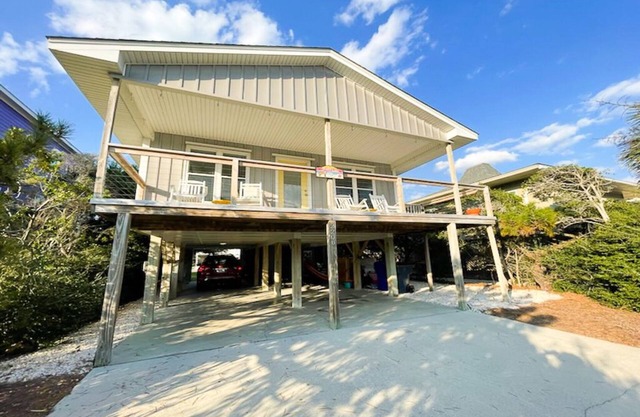 DOG FRIENDLY - Second Row .Ruff Life beach cottage.