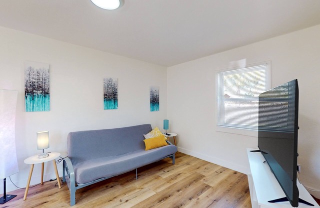 Dog-friendly & spacious coastal retreat with full kitchen - near parks & golf