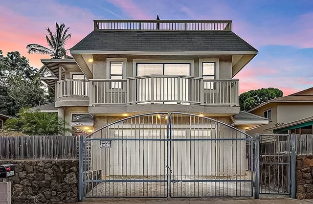 Dog-friendly stay with rooftop deck, full kitchen, lanai, & W/D