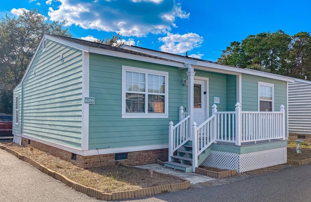 Dog-friendly cottage with full kitchen, central AC, & washer/dryer