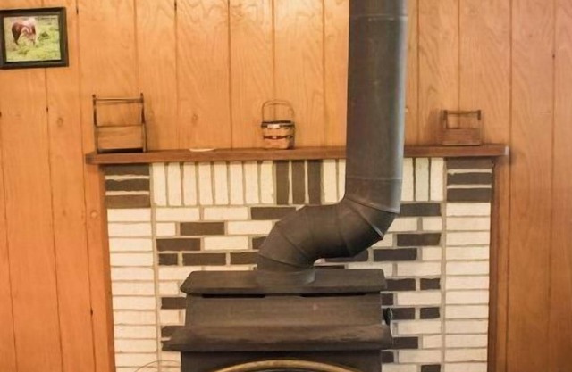 Dog Friendly (Winnebago) Cabin with whirlpool sleeps 3 adults or 2 adults/2 kids