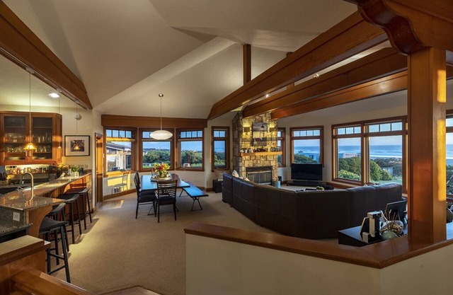 DOGS, Panoramic Ocean Views, Game Room, EV Charger, New Hot Tub, Chef’s Kitchen