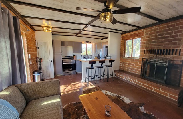 Dogwood Flats - A cozy guest house in the oak trees!