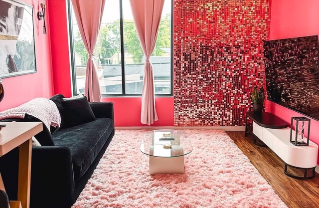 Dolly's Glam Getaway: Glittering Gem Near Broadway
