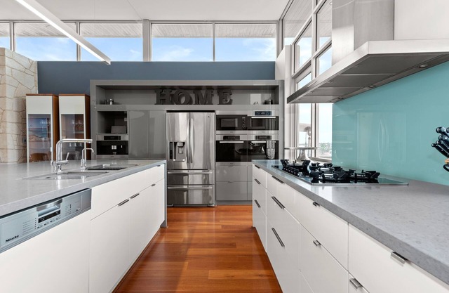 Dolphin Break: right on the beach with AMAZING OCEAN VIEWS and plunge pool