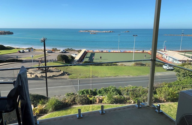 Dolphins 7: 'A View To Remember' with Breathtaking Horseshoe Bay Views