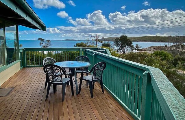 Dolphinview is a 2 storey holiday home with magnificent water vDoliews