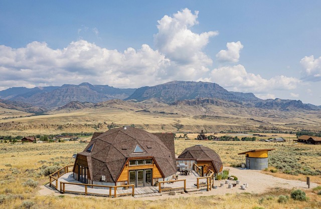 Dome House, remodeled geodesic dome, high end finishes & panoramic views/Wapiti Valley!