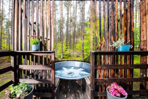 Domek lubiana180 SCANDI wśród drzew jacuzzi taras na dachu jezioro Kaszuby Pieski tylko do 10kg za dodatkową opłatą